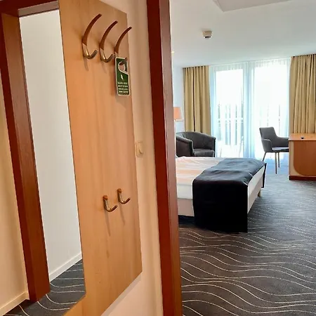 Holiday Resorts Отель Балатонсарсо